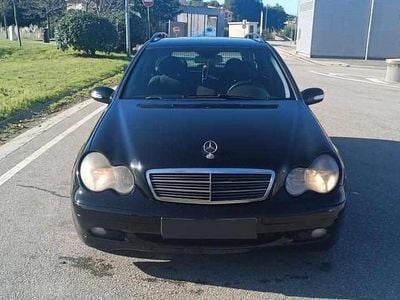Usado Mercedes C220 143 HP (105 kW) 2002 Preto Carrinha