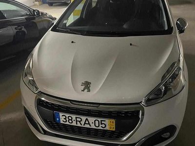 Branco Usado 2016 Peugeot 208 Allure Citadino | € 10.800 (Preço justo)