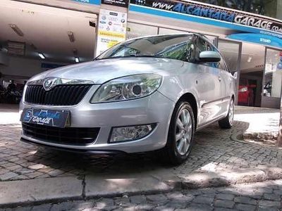 Cinza prata Usado 2010 Skoda Fabia Ambiente Citadino | € 8.690