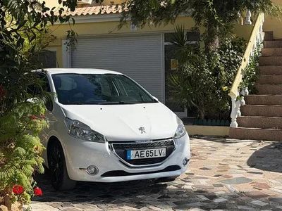 Branco Usado 2015 Peugeot 208 Citadino | € 11.900 (Caro)