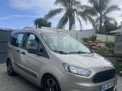 Usado 2015 Ford Tourneo Courier Monovolume | € 10.900