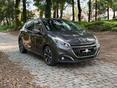 Cinza Usado 2019 Peugeot 208 Allure Citadino | € 11.990 (Preço justo)