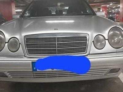 Usado 1999 Mercedes E220 Sedan | € 3.970 (Preço elevado)