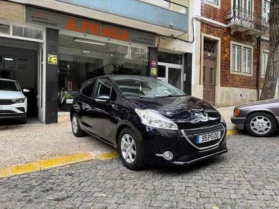 Azul Usado 2015 Peugeot 208 Citadino | € 9.000 (Preço justo)