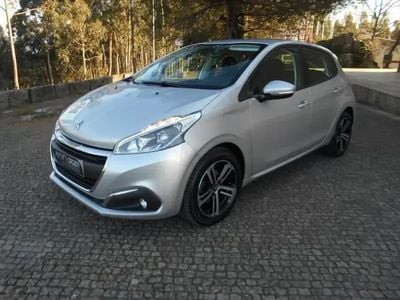 Cinzento Usado 2017 Peugeot 208 Allure Citadino | € 12.650 (Preço justo)