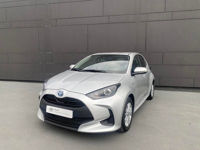 Cinza (pintura metalizada) Usado 2024 Toyota Yaris Comfort Citadino | € 24.750 (Preço justo)