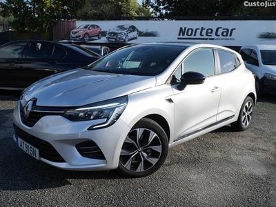 Branco Usado 2022 Renault Clio V LIMITED Citadino | € 14.900 (Preço justo)