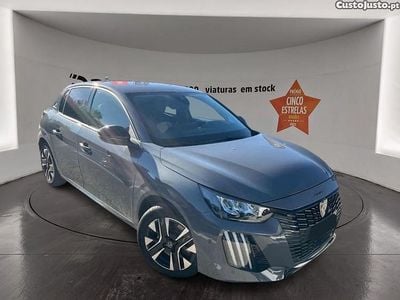 Cinza Usado 2024 Peugeot e-208 Allure Citadino | € 21.599 (Preço justo)