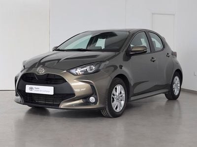 Bronze (pintura metalizada) Usado 2024 Toyota Yaris Comfort | € 24.750 (Preço justo)