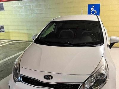 Branco Usado 2015 Kia Rio Sedan | € 6.500 (Preço justo)