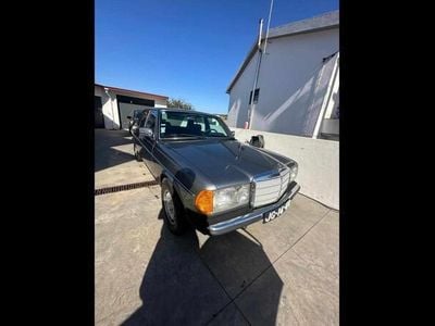 Usado Mercedes 240 72 HP (52 kW) 1981 Cinzento Sedan