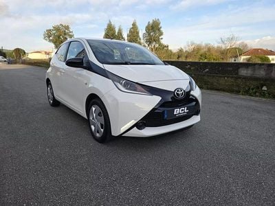 Usado Toyota Aygo X-play 69 HP (50 kW) 2018 Branco Citadino