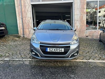 Usado Peugeot 208 Signature Sky 82 HP (60 kW) 2019 Cinza Citadino