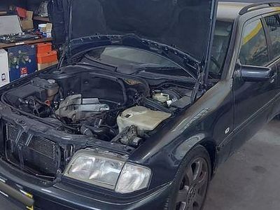 Usado 2000 Mercedes C220 Sedan | € 1.500