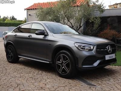 Cinza Usado 2021 Mercedes GLC300e AMG line Coupé | € 53.950 (Caro)