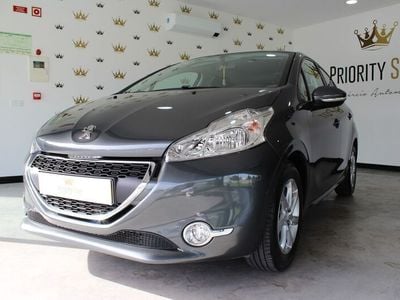 Cinza Usado 2015 Peugeot 208 Active Citadino | € 10.750 (Preço justo)