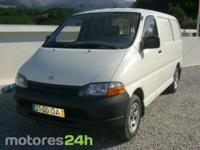 usado Toyota HiAce 2.4D 3 lugares