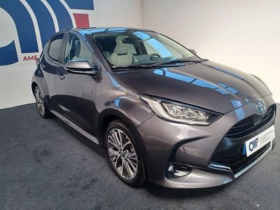 Usado Toyota Yaris Hybrid Luxury 115 HP (84 kW) 2024 Cinza