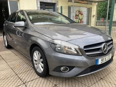 Cinzento Usado 2014 Mercedes A180 Citadino | € 13.500 (Preço justo)