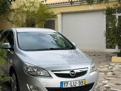 Usado Opel Astra 100 HP (73 kW) 2011 Cinzento