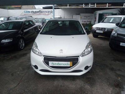 Branco Usado 2013 Peugeot 208 Active Citadino | € 9.177 (Preço justo)
