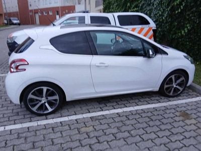 Branco Usado 2013 Peugeot 208 Citadino | € 9.500