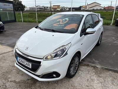 Branco Usado 2017 Peugeot 208 Style Citadino | € 9.497 (Preço justo)