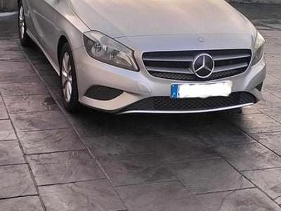 Cinzento Usado 2016 Mercedes A180 Citadino | € 12.500 (Bom preço)