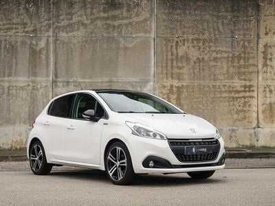 Branco Usado 2018 Peugeot 208 GT-line Citadino | € 10.500 (Preço justo)