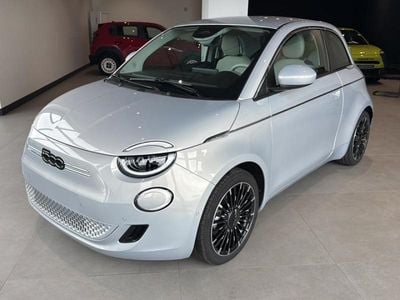 Azul Novo 2025 Fiat 500e La Prima Sedan | € 33.000