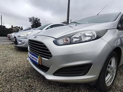 Usado Ford Fiesta Trend 75 HP (55 kW) 2014 Cinza prata Citadino
