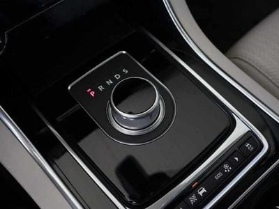 Usado Jaguar XE 163 HP (119 kW) 2016 Preto Sedan