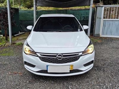 Usado Opel Astra 105 HP (77 kW) 2019 Branco Citadino