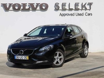 Usado Volvo V40 Kinetic 120 HP (88 kW) 2018 Preto sólido Carrinha