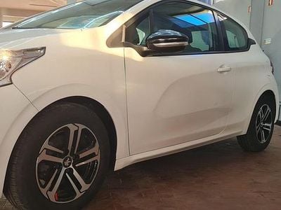 Branco Usado 2016 Peugeot 208 Active Citadino | € 9.490 (Preço elevado)