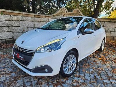 Branco Usado 2017 Peugeot 208 Citadino | € 10.950 (Preço elevado)