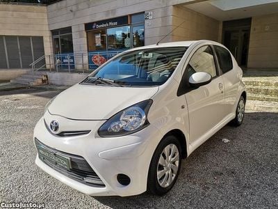 Usado Toyota Aygo 67 HP (49 kW) 2012 Branco Citadino