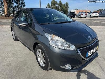 Cinza Usado 2013 Peugeot 208 Citadino | € 6.350 (Bom preço)
