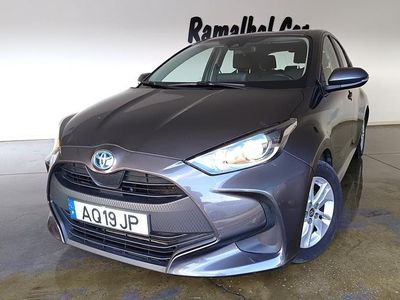 Cinza Usado 2022 Toyota Yaris Hybrid Comfort | € 19.850 (Preço justo)