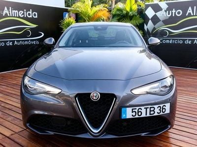 Usado Alfa Romeo Giulia 150 HP (110 kW) 2017 Cinzento Sedan