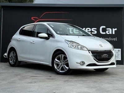 Branco Usado 2014 Peugeot 208 Access Citadino | € 7.950 (Preço justo)