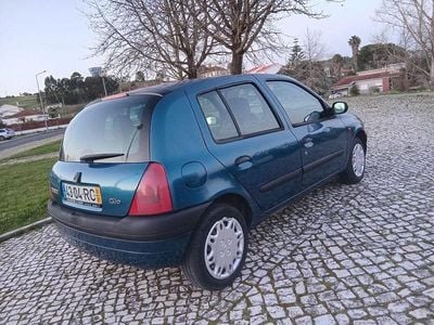 Usado Renault Clio II 75 HP (55 kW) 2001 Sedan