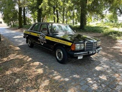 Preto Usado 1983 Mercedes 240 | € 8.990