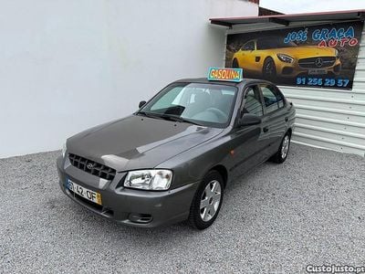 Usado Hyundai Accent 86 HP (63 kW) 1999 Cinza Sedan
