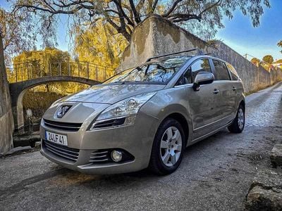 Usado Peugeot 5008 111 HP (81 kW) 2010 Cinzento Monovolume