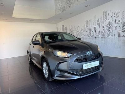 Usado Toyota Yaris Hybrid 115 HP (84 kW) 2023 Cinzento