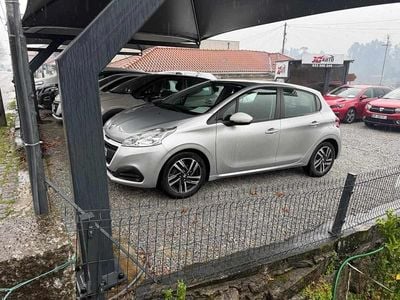 Cinza Usado 2016 Peugeot 208 Active Citadino | € 9.500 (Preço justo)