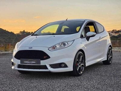 Branco Usado 2016 Ford Focus | € 13.900