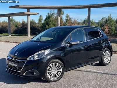 Preto Usado 2016 Peugeot 208 Style Citadino | € 12.990 (Preço elevado)