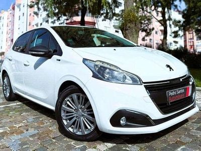 Branco Usado 2017 Peugeot 208 Style Citadino | € 10.990 (Preço justo)